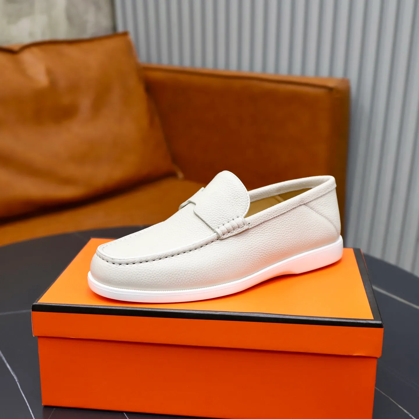 Ex-factory price: 560💰Hermès/Hermès slip-on men's shoes. This shoe is made of imported pebbled cowhide. It has simple and smooth lines and is combined with aerodynamically designed 3CM rubber foam ultra-light soles! Youthful and fashionable, classic H-shaped hardware buckle decoration, calf lining gently wraps the feet, with logo cowhide feet, casual and urban style, highlighting youthful vitality, sports and leisure version, super versatile, code number: 38-39-40-41-42-43-44 standard leather shoe size (45 can be customized but does not support returns)